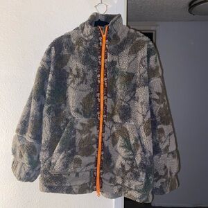 Cozy BDG MEDIUM Sherpa Zip-Up Jacket in Camouflage Gray & Green